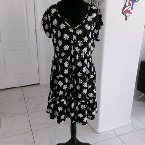 Soft Daisy Print Short Sleeve Ruffle Tiered Pull On Dress No Boundaries XL Black